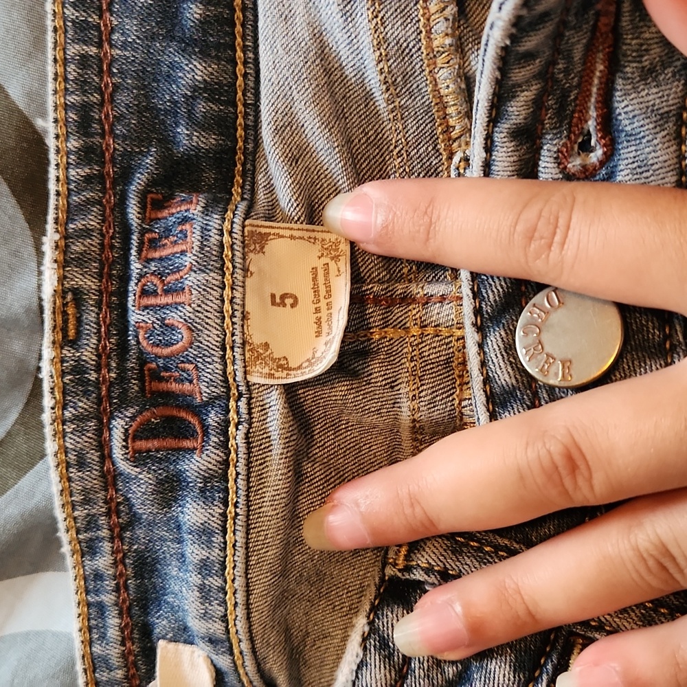 2 Distressed Juniors Jeans